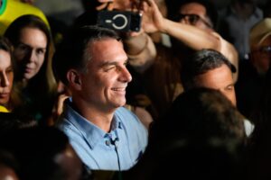 El apellido Bolsonaro gana desde la cárcel
