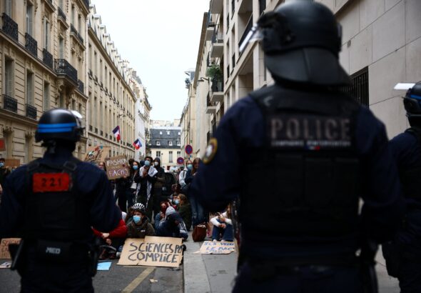 Francia prohíbe a la policía lanzar granadas contra los estudiantes movilizados en la calle