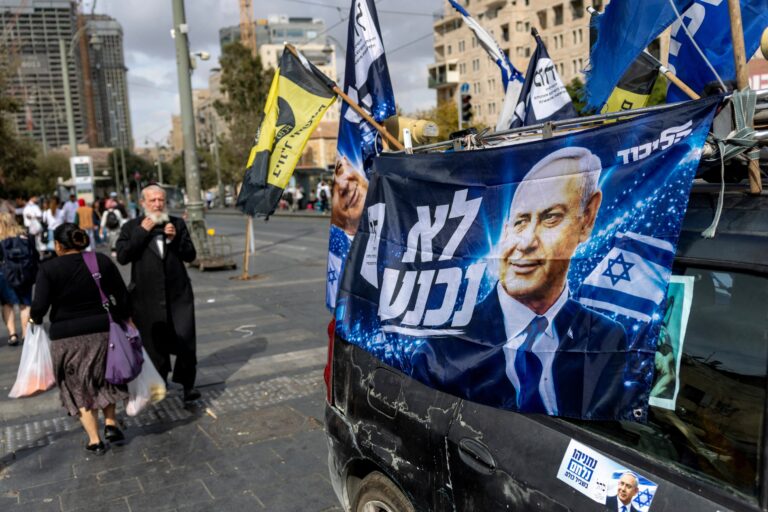 Israel afronta unas elecciones decisivas con Netanyahu y la oposición lejos de la mayoría