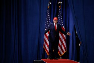 Un Trump desaforado emprende una huida hacia delante para salvar las ‘midterms’