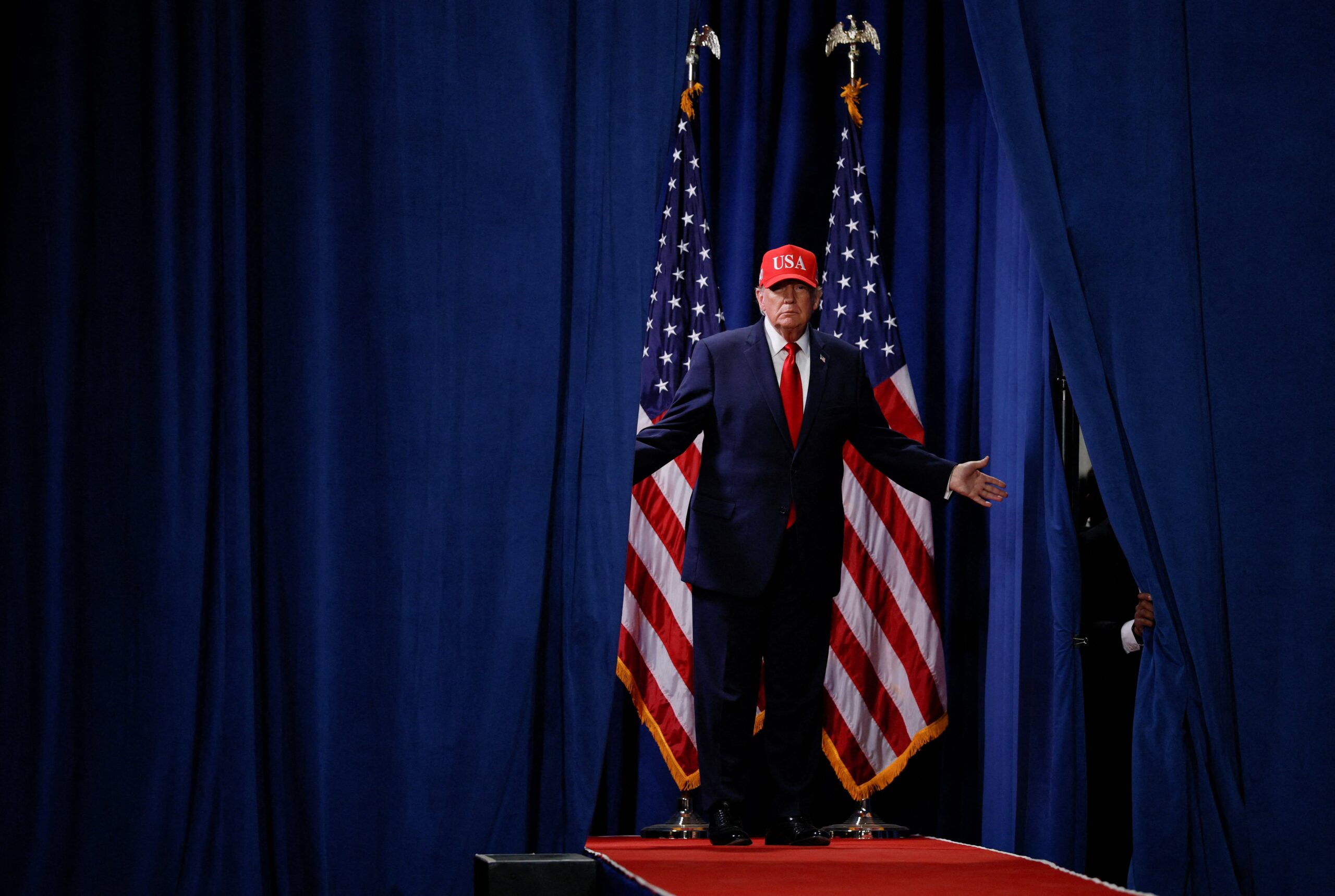 Un Trump desaforado emprende una huida hacia delante para salvar las ‘midterms’