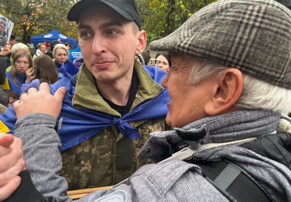 Ucrania y Rusia intercambian prisioneros y anuncian un alto el fuego para evacuar la castigada Oleshki