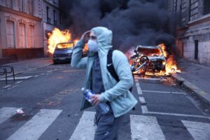 Los que se frotan las manos con los disturbios en Francia
