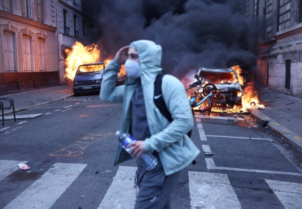 Los que se frotan las manos con los disturbios en Francia