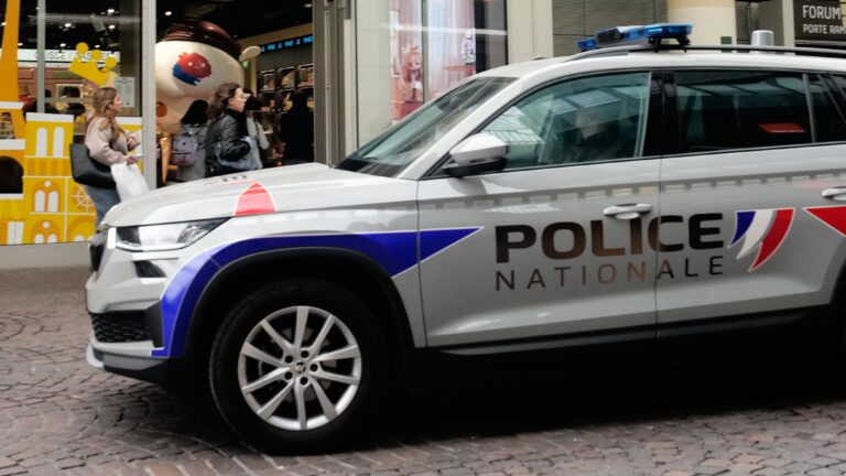 Un muerto y al menos cuatro heridos en un atentado racista en una localidad de las afueras de París
