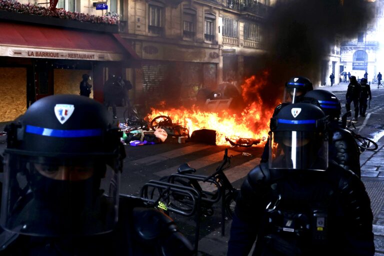 PARIS MANI FOTO