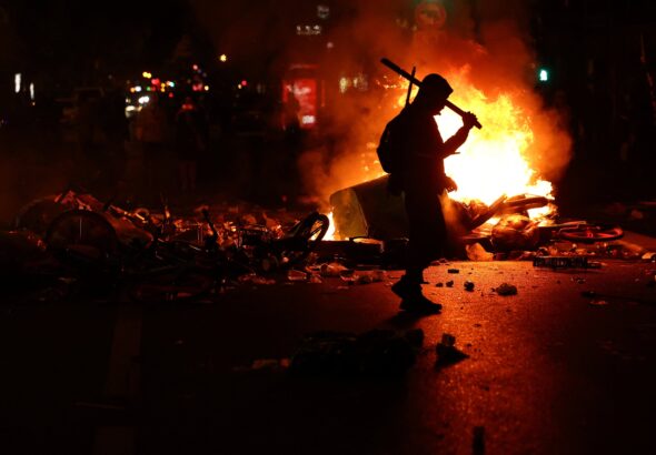 Macron acusa a la “extrema izquierda” de inflamar la calle