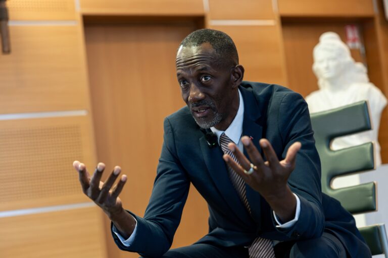 Bally Bagayoko, alcalde de Saint-Denis: “Francia tiene que responder a los estudiantes con medidas concretas y no con la policía”